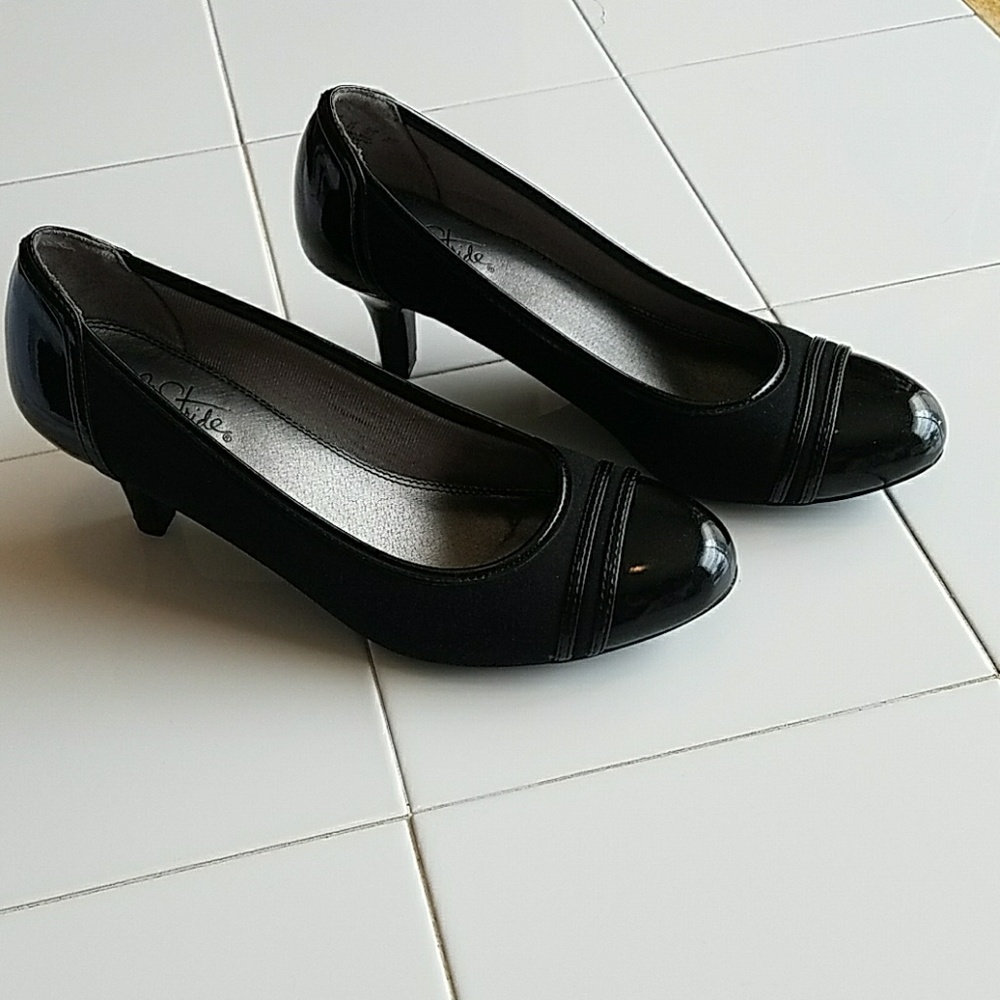 Black pumps